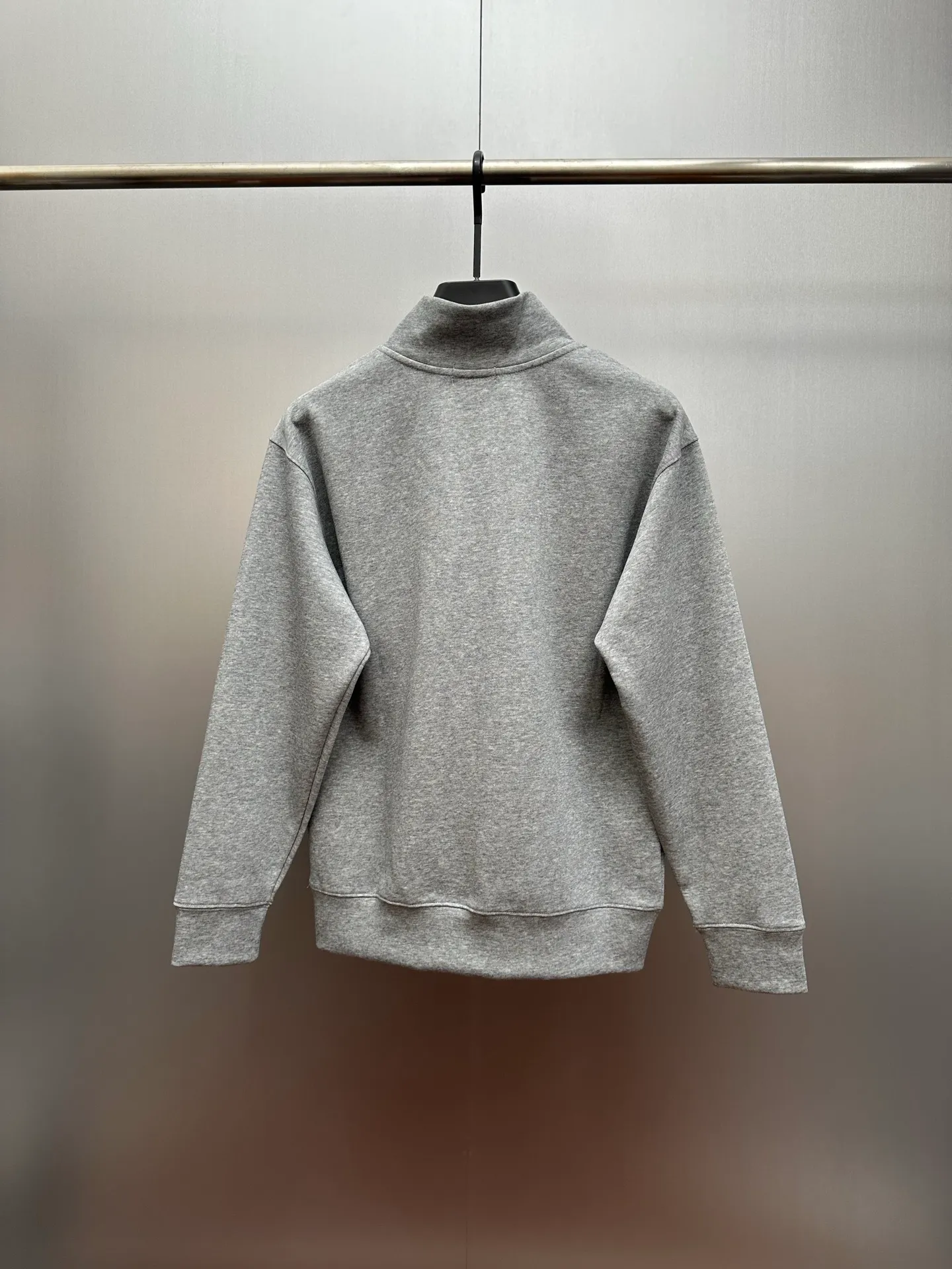 P250 Ralph Lauren/Ralph Lauren classic small logo embroidered turtleneck half-zip sweatshirt, simple and versatile ~ super delicate and soft, close to the body without being tied. Perfectly reflects the brand's sense of superiority. The cut is standard, comfortable to stretch, unrestricted in movement, and highly practical to wear. Classic and simple style, with pony embroidery pattern on the chest, imported machines, three-dimensional and full. Original Polo brass zipper, three-dimensional windproof lapels, taking into account warmth and cool lines, full of coolness, half-open lazy mode. The fit is loose, whether worn alone or layered, you can wear different styles of fashion with just one piece. Color: black, white, gray, brown, navy. Size: S-xL